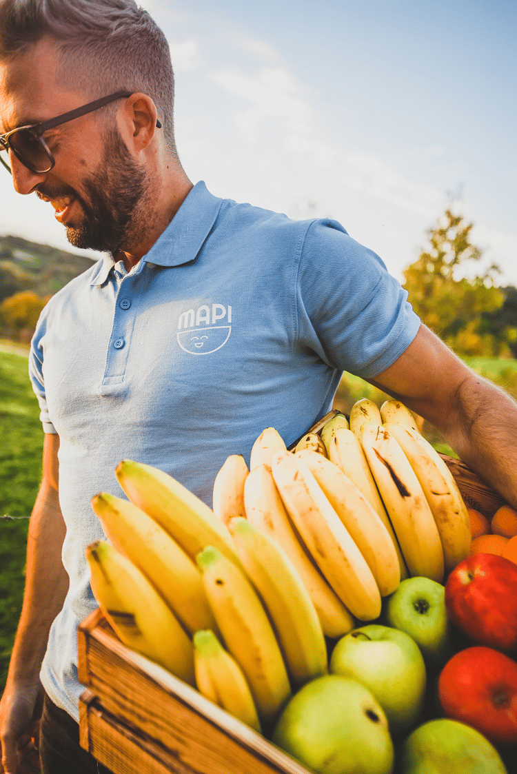 MAPI Mitarbeiter bei der morgendlichen Auslieferung der Obstkörbe